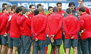 temporada 13/14.Entrenamiento Champions. Estadio Do Dragao. Simeone dando órdenes al equipo