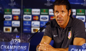 temporada 13/14.Rueda de prensa Champions. Estadio Do Dragao. Simeone atendiendo a los medios
