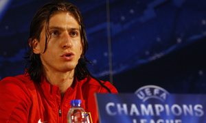temporada 13/14.Rueda de prensa Champions. Estadio Do Dragao. Filipe Luis atendiendo a los medios