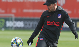 Temporada 19/20. Entrenamiento en la ciudad deportiva Wanda. Simeone realizando ejercicios durante el entrenamiento