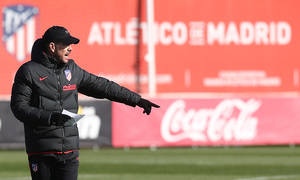 Temporada 19/20. Entrenamiento en la ciudad deportiva Wanda. Simeone realizando ejercicios durante el entrenamiento
