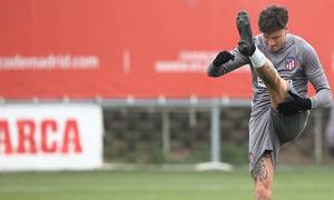 Temporada 19/20. Entrenamiento en la ciudad deportiva Wanda. Giménez realizando ejercicios durante el entrenamiento