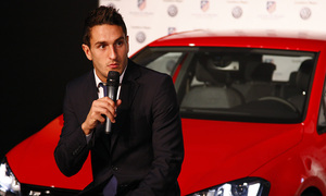 temporada 13/14. presentación Volksewagen. Koke hablando en zona mixta de Volkswagen en el estadio