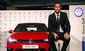 temporada 13/14. presentación Volksewagen. Oliver hablando en zona mixta de Volkswagen en el estadio