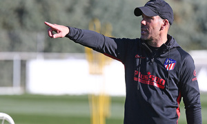 Temporada 19/20. Entrenamiento en la ciudad deportiva Wanda. Simeone realizando ejercicios durante el entrenamiento