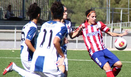 Temporada 2013-2014. Troyano intenta controlar el esf&eacute;rico