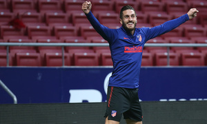 Temporada 19/20. Entrenamiento en la ciudad deportiva Wanda. Koke realizando ejercicios durante el entrenamiento