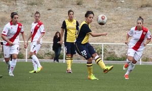 Temporada 2013-2014. Claudia Zornoza manda un balón a la espalda de la defensa
