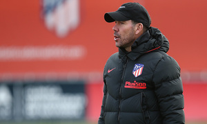 Temporada 19/20. Entrenamiento en la ciudad deportiva Wanda. Simeone realizando ejercicios durante el entrenamiento