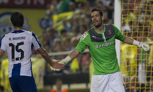 Kiko Casilla anima a su compañero de equipo Héctor Moreno durante un partido de Liga