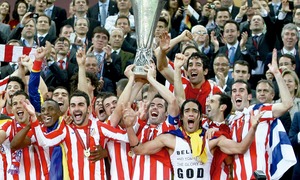 Europa League 2012 levantamiento trofeo