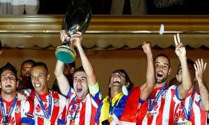 Supercopa de Europa 2012 levantamiento trofeo