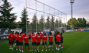 Temporada 13/14. Entrenamiento. Equipo entrenando en Majadahonda.Grupo escuchando las órdenes de Simeone