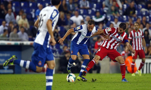 Gabi lucha por la posesión del balón con un jugador del Espanyol