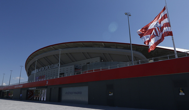 Temp. 2019-20 | Minuto de silencio por los fallecidos por Covid-19 en las oficinas del Wanda Metropolitano | Bandera
