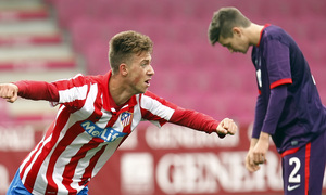 Roberto Núñez levanta los brazos festejando el gol del definitivo empate a tres en el Austria Arena ante el conjunto vienés en la Youth League