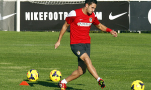 Temporada 13/14. Entrenamiento. Equipo entrenando en Majadahonda.Koke pasando un balón