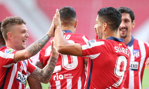 Trippier y Luis Suárez, junto al resto del equipo, celebran el primer gol del uruguayo como rojiblanco