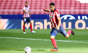 Luis Suárez remata a la red su segundo gol ante el Granada, sexto del equipo