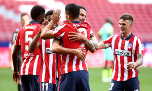 Los jugadores celebran el sexto gol, segundo de Suárez en su cuenta