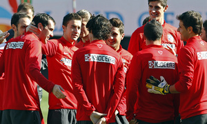 Temporada 13/14. Entrenamiento. Equipo entrenando en el estadio Vicente Calderón. Grupo felicitando a Godín