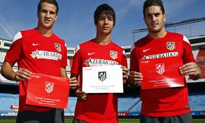 Koke, Óliver y Manquillo posan con las cartulinas para el tifo del Día de las Peñas 