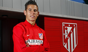 temporada 13/14. Lucas Hernández posando en el escudo del vestuario del primer equipo