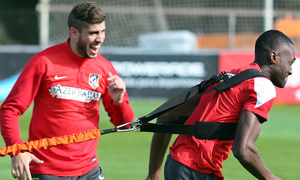 temporada 13/14. Entrenamiento en la Ciudad deportiva de Majadahonda. Guilavogui e Insúa durante el entrenamiento
