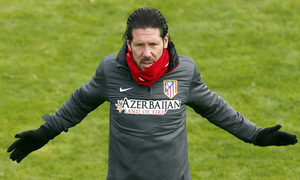 temporada 13/14. Entrenamiento en la Ciudad deportiva de Majadahonda. Simeone estirando