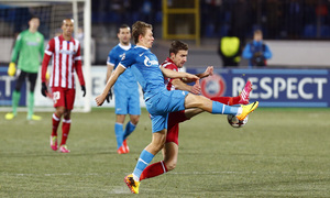 Temporada 13/14. Champions League. Zenit - Atlético de Madrid. Gabi pelando por la posesión del balón 