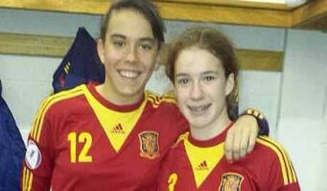 Temporada 2013-2014. Laura Ortega y Bea Beltrán tras el partido ante Alemania