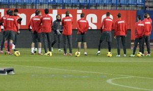 Temporada 13/14. Entrenamiento en el Estadio Vicente Calderón. La plantilla, atenta a las órdenes de Óscar Ortega.