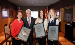 Temporada 21-22 | Atlético de Madrid - Sevilla | Homenaje capitanas | Amanda Sampedro, Silvia Meseguer, Laia Aleixandri con Enrique Cerezo
