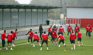 temporada 13/14. Entrenamiento en la Ciudad deportiva de Majadahonda. Equipo realizando rondos en el campo de césped artifial