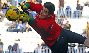 Temporada 13/14 Liga BBVA Málaga - Atlético de Madrid. Estirada de Courtois en el calentamiento.