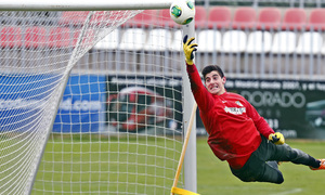 temporada 13/14. Entrenamiento en la Ciudad deportiva de Majadahonda. Courtois parando un balón durante el entrenamiento