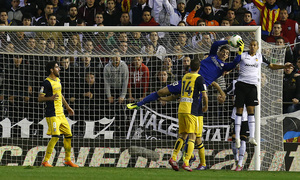 Temporada 13/14 Copa del Rey. Valencia - Atlético de Madrid. Estirada de Courtois para blocar un balón.