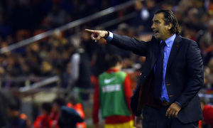 Temporada 13/14 Copa del Rey. Valencia - Atlético de Madrid. Pizzi da órdenes a los suyos.