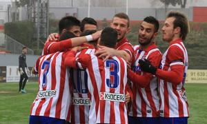 Los jugadores del Atlético B hacen piña con Aquino tras el gol del delantero rojiblanco al Getafe B