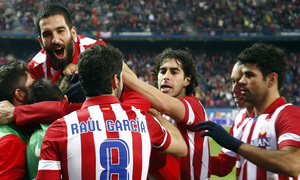 temporada 13/14. Partido Atlético de Madrid - Valencia. Copa del Rey. Celebración piña equipo