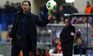 temporada 13/14. Partido Atlético de Madrid - Valencia. Copa del Rey. Simeone con el balón durante el partido