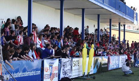 Temporada 2013-2014. Los aficionados animan al Féminas