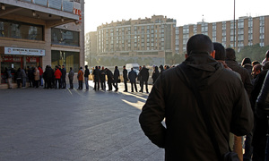 temporada 13/14. Reportaje. Colas en el estadio para la compra de entradas del partido Atlético Milán