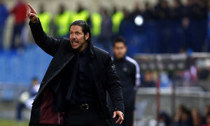 temporada 13/14. Partido Atlético de Madrid - Bilbao . Copa del Rey. Simeone dando instrucciones en la banda