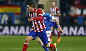 temporada 13/14. Partido Atlético de Madrid - Bilbao . Copa del Rey. Koke con el balón