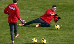 temporada 13/14. Entrenamiento en la Ciudad deportiva de Majadahonda. Courtois parando un balón durante el entrenamiento