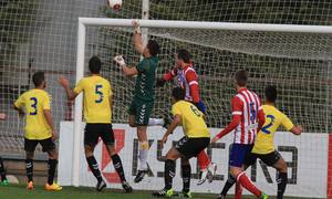 El portero de Las Palmas Atlético Alex despeja de puños en el partido en el que el Atlético B cayó ante Las Palmas Atlético en la Ciudad Deportiva