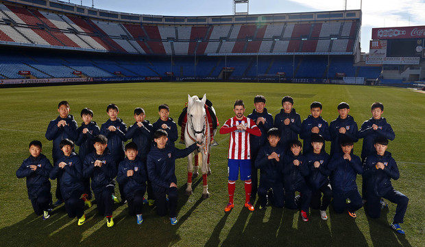 Villa felicita el año del caballo a China junto a los niños de Wanda
