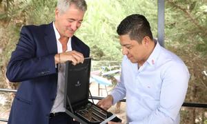 Miguel Ángel Gil entrega un escudo al gobernador de San Luis, Ricardo Gallardo