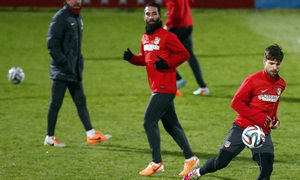 temporada 13/14. Entrenamiento en la Ciudad deportiva de Majadahonda. Diego con el balón.
